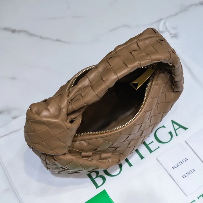 Batch 1120 BV Bottega Veneta's new early spring women's MINI JODIE handbag BV bag 🔥The new method is based on the original rounded corners, knotted with classic woven leather round hobo bag, The most iconic triangular pull-out design, using sheepskin draped soft shape, is super suitable for concave shapes~ Jodie feels really gentle to people, and is definitely the best item for daily matching. It has the same weave, new elements and twists, is compact and versatile, and is the new favorite of street style Internet celebrities! Dimensions: 23x28x8 Model: 6699-1